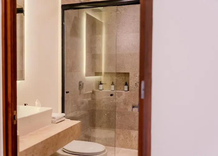 Tropical 2 Bedroom | Private Balcony & Rooftop | Casago Hébergement de vacances *