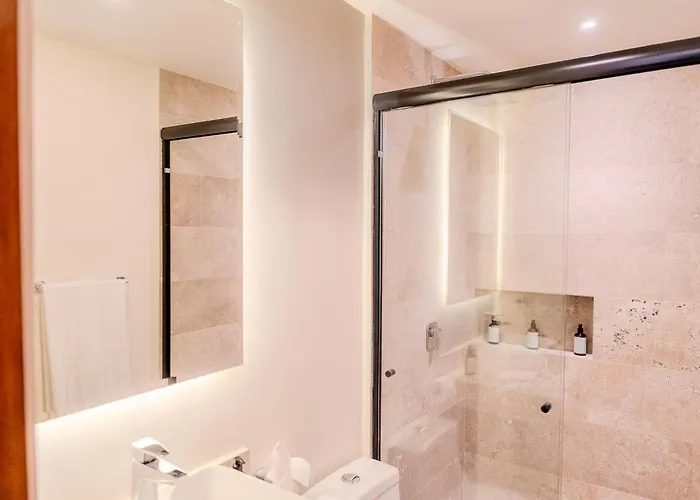 Hébergement de vacances Tropical 2 Bedroom | Private Balcony & Rooftop | Casago *