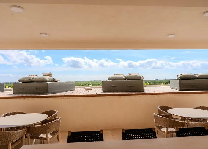 Hébergement de vacances Tropical 2 Bedroom | Private Balcony & Rooftop | Casago *
