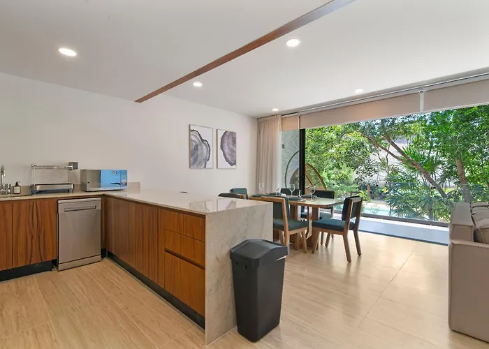 Hébergement de vacances Tropical 2 Bedroom | Private Balcony & Rooftop | Casago *