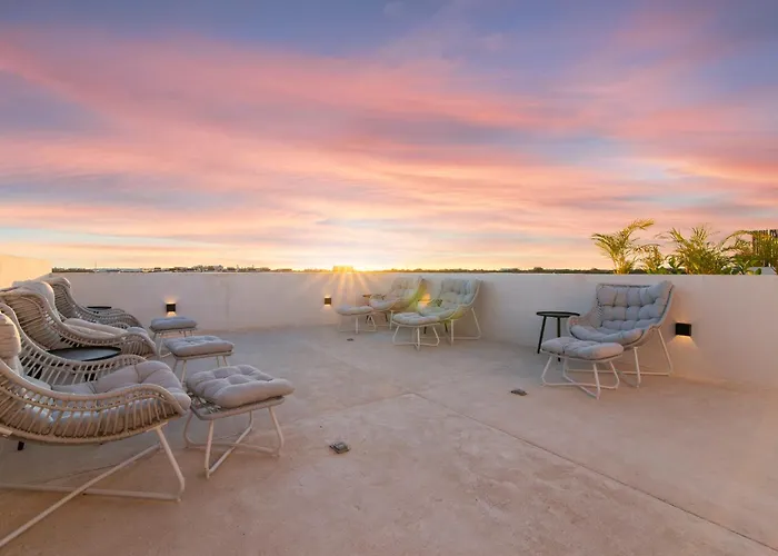 Hébergement de vacances Tropical 2 Bedroom | Private Balcony & Rooftop | Casago *