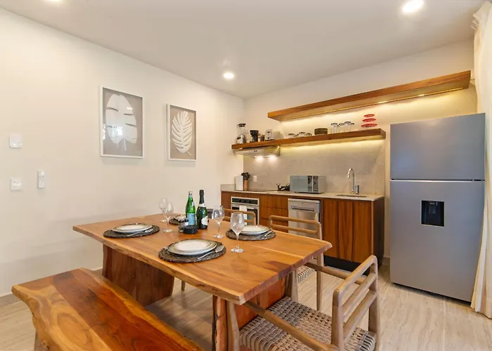 Tropical 2 Bedroom | Private Balcony & Rooftop | Casago Hébergement de vacances