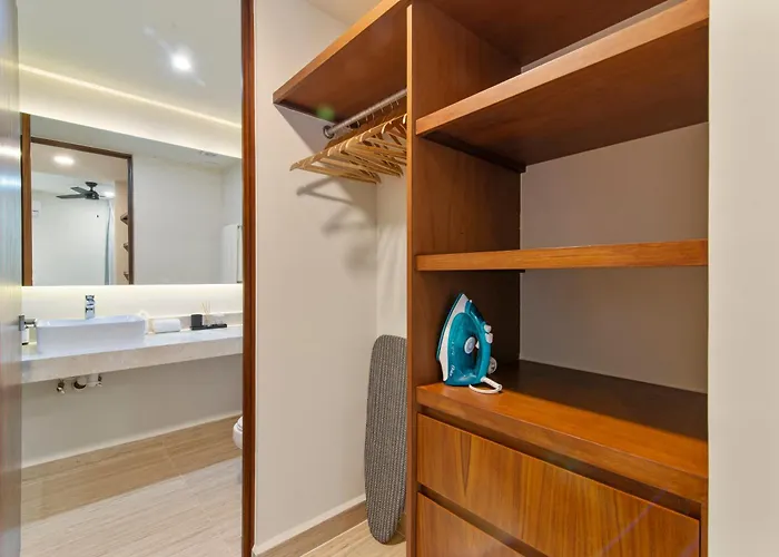 Tropical 2 Bedroom | Private Balcony & Rooftop | Casago Hébergement de vacances